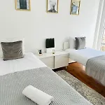 87 Center Flat Ideal For Groups And Families Апартаменты