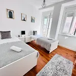 87 Center Flat Ideal For Groups And Families Лиссабон